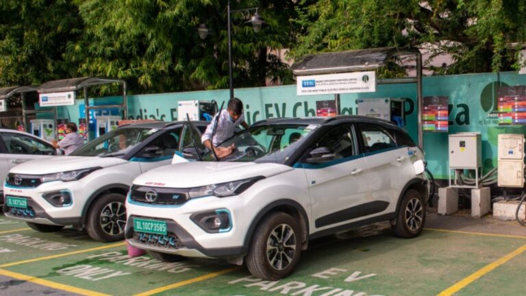 इलेक्ट्रिक वाहनों की बिक्री बढ़ाने के लिए सरकार लोन को आसान बनाने पर विचार कर रही है।