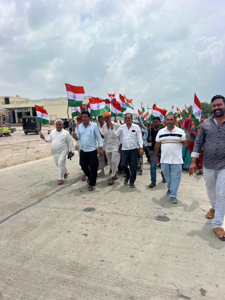 औलादर मंडल। हर घर तिरंगा अभियान के तहत आज औलादर मंडल के गजपुर गांव में भव्य तिरंगा यात्रा का आयोजन किया गया। यात्रा का नेतृत्व मंडल अध्यक्ष बबर सिंह खरवड़ ने किया। तिरंगा यात्रा में देशभक्ति के नारों के साथ ग्रामीणों एवं छात्र-छात्राओं ने उत्साहपूर्वक भाग लिया।

कार्यक्रम में प्रमुख रूप से भाजपा जिला उपाध्यक्ष बबर सिंह चदाणा, मंडल महामंत्री चंद्रकांत आमेटा, खुम सिंह बल्ला, कालिंजर सरपंच शंकर गुर्जर, देवी लाल रेबारी,लक्ष्मण लाल दर्जी, पंचायत समिति सदस्य रमेश गमेती,राय सिंह, श्रवण लोहार, भगवत सिंह बारिण्ड, कालू सिंह बड़गुल्ला, गजपुर सरपंच किशन लाल गमेती, मण्डल उपाध्यक्ष राघवेन्द्र सिंह झाला सहित गांव के गणमान्य नागरिक एवं बड़ी संख्या में छात्र-छात्राएं उपस्थित रहे।

तिरंगा यात्रा के दौरान “भारत माता की जय” और “वंदे मातरम्” के नारों से पूरा वातावरण देशभक्ति से ओत-प्रोत हो गया। उपस्थित लोगों ने हर घर तिरंगा अभियान के माध्यम से राष्ट्रप्रेम, एकता और देश के प्रति सम्मान का संदेश दिया।